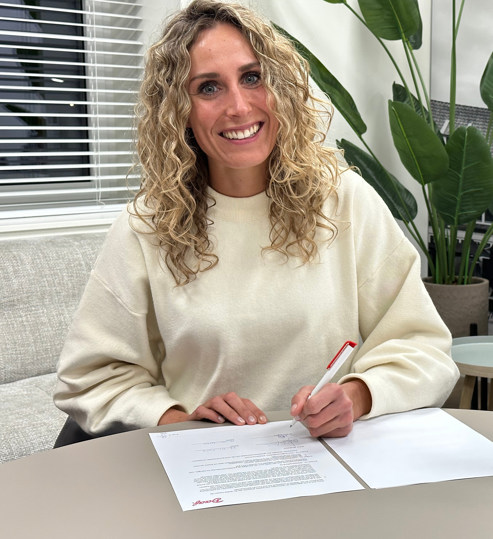 Maud-Klaarenbeek-ondertekent-contract-bij-Daaf