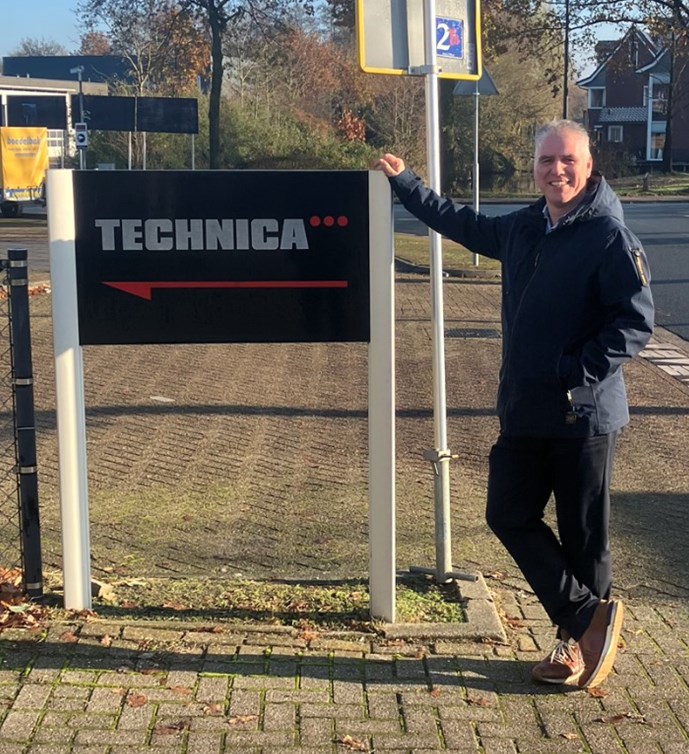 Ralph Hergaarden bij bord van Technica ICT