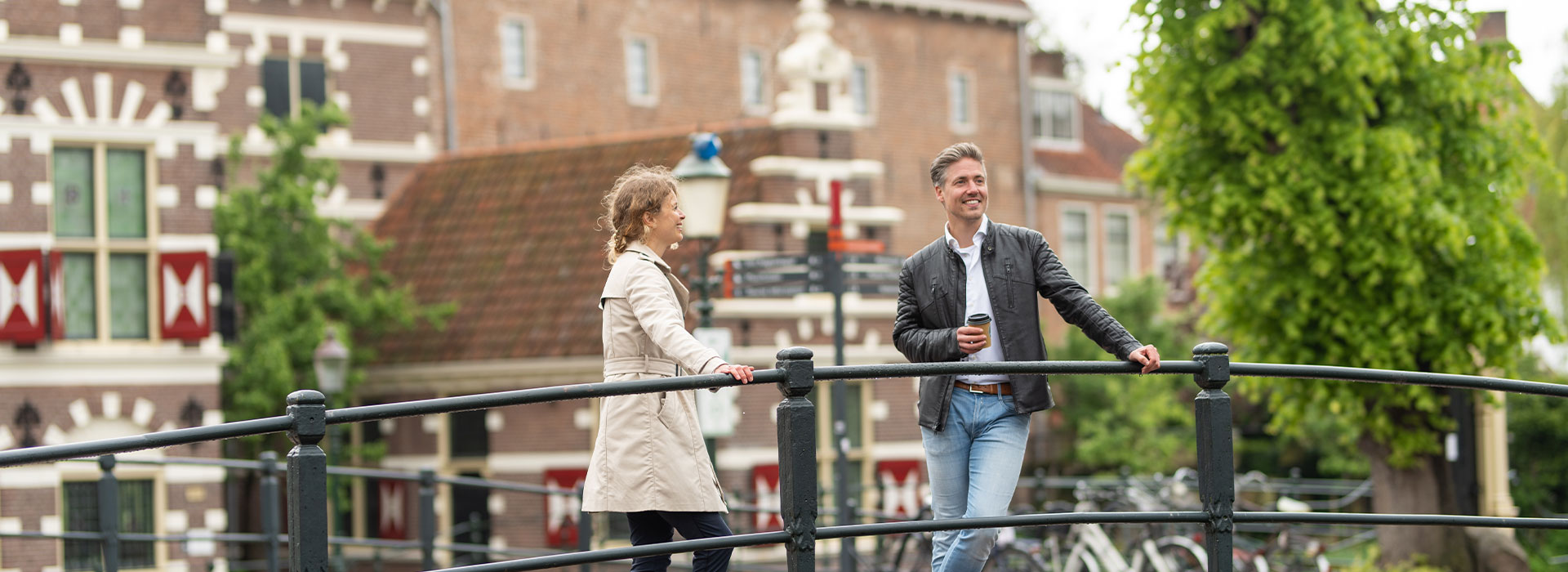 Man-en-vrouw-op-brug-buiten