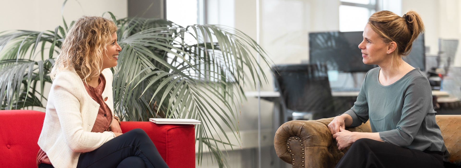 Vrouwen-op-de-bank-pratend