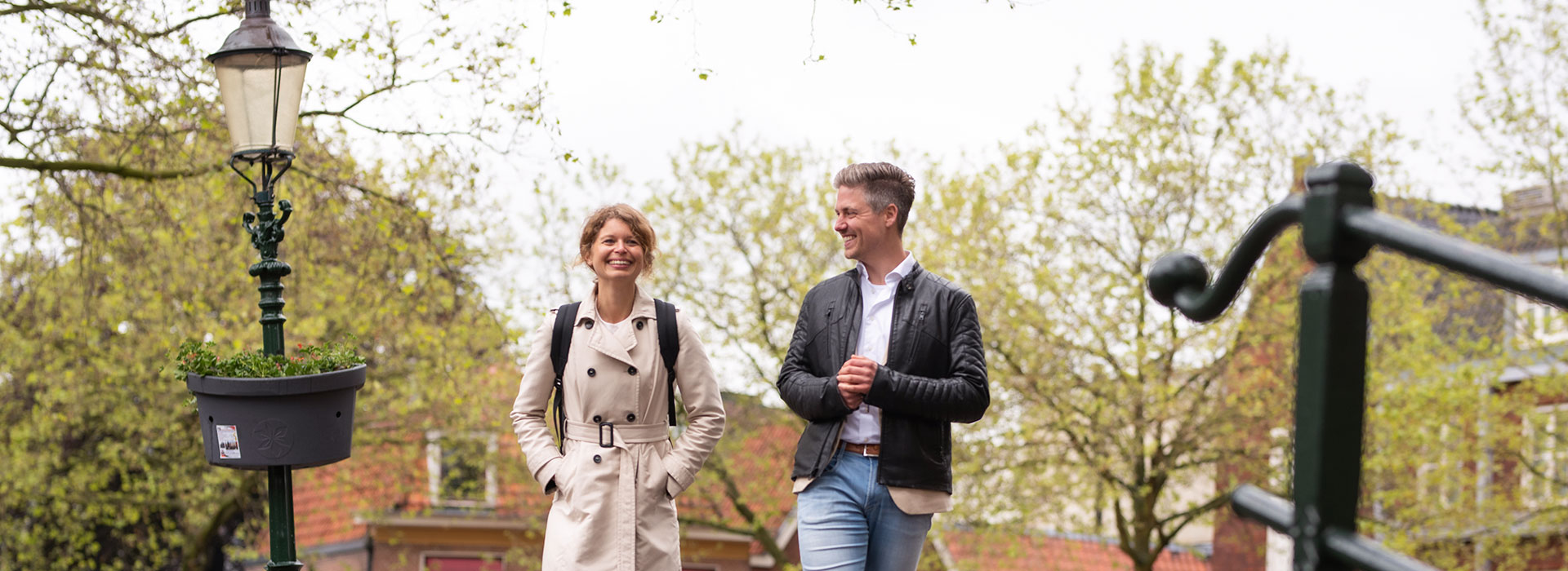 Man-vrouw-lopen-buiten