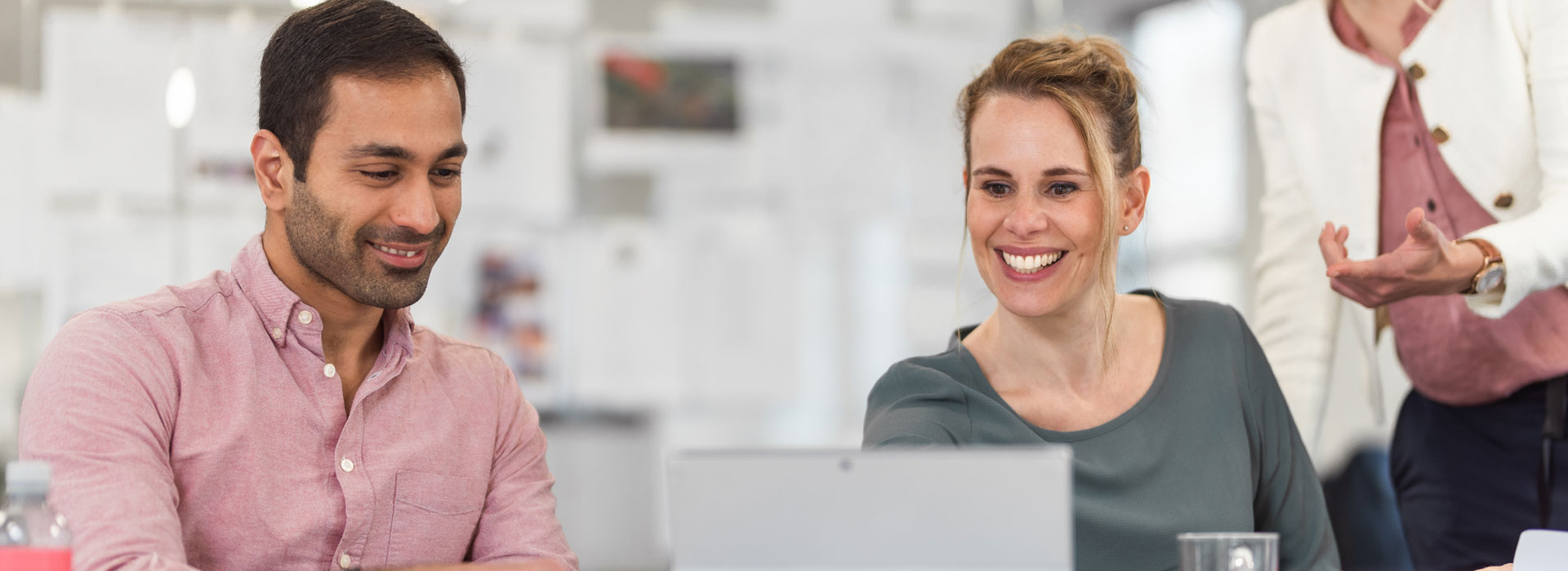 Meerdere-personen-kijken-naar-laptop