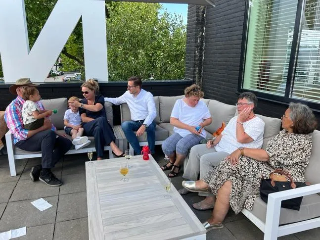 Genodigden-op-loungebank-dakterras
